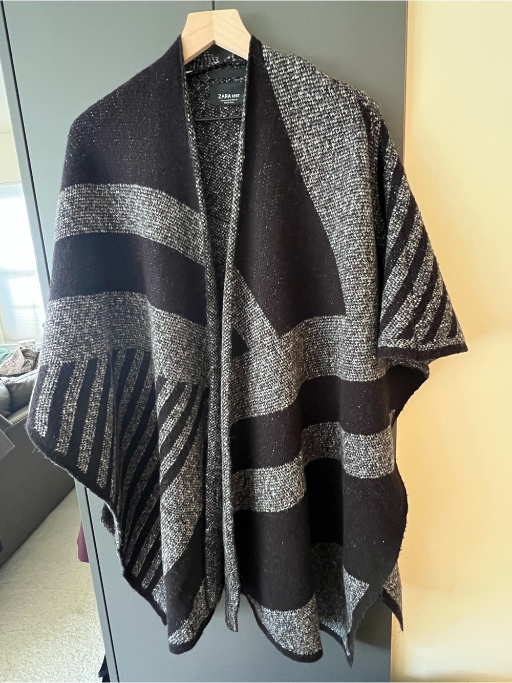 Zara Knit Black & Gray Patterned Women's Poncho Sweater Size M